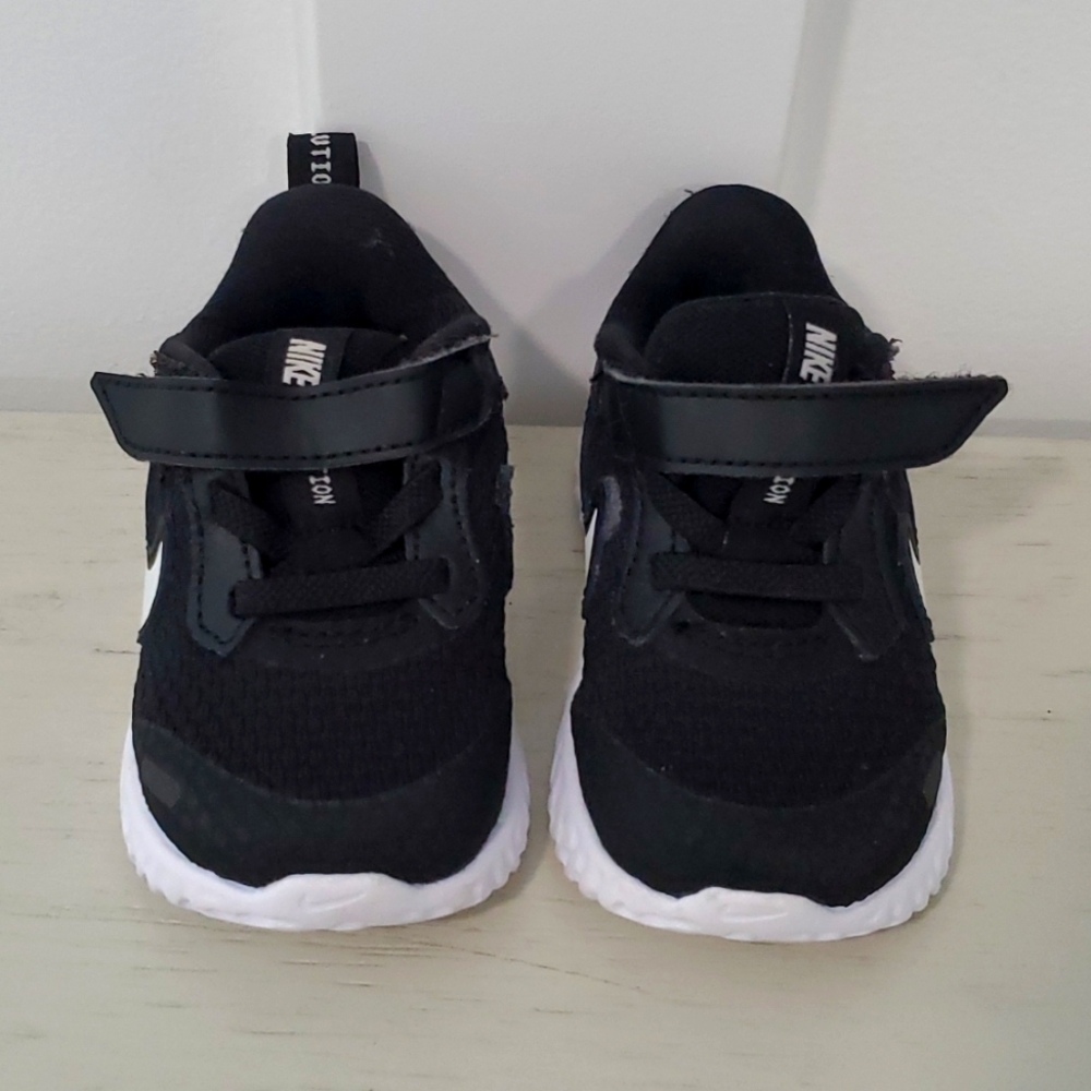 Infant Nike revolution